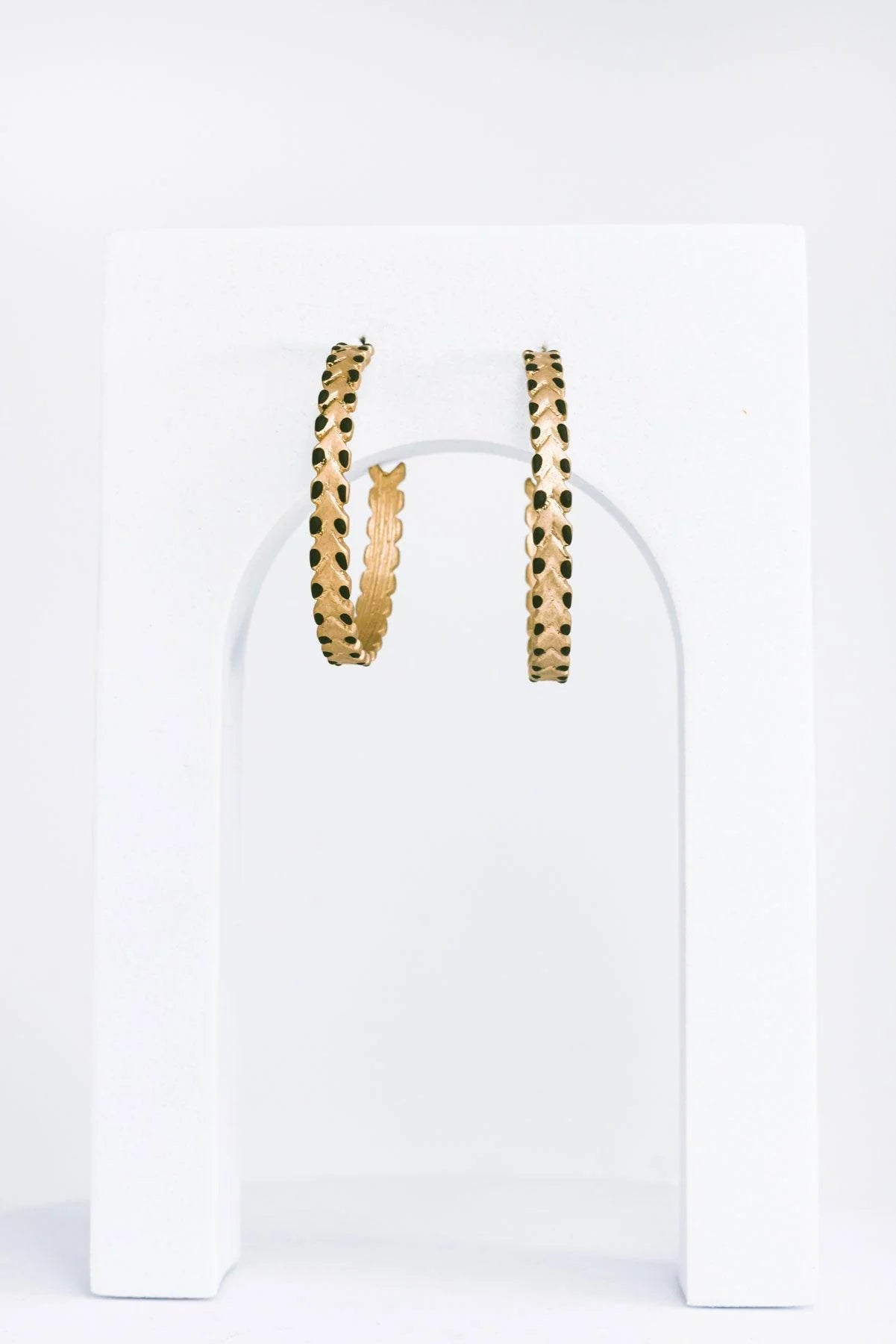 Coated Leaf Accent Metallic Chevron Hoop Earrings